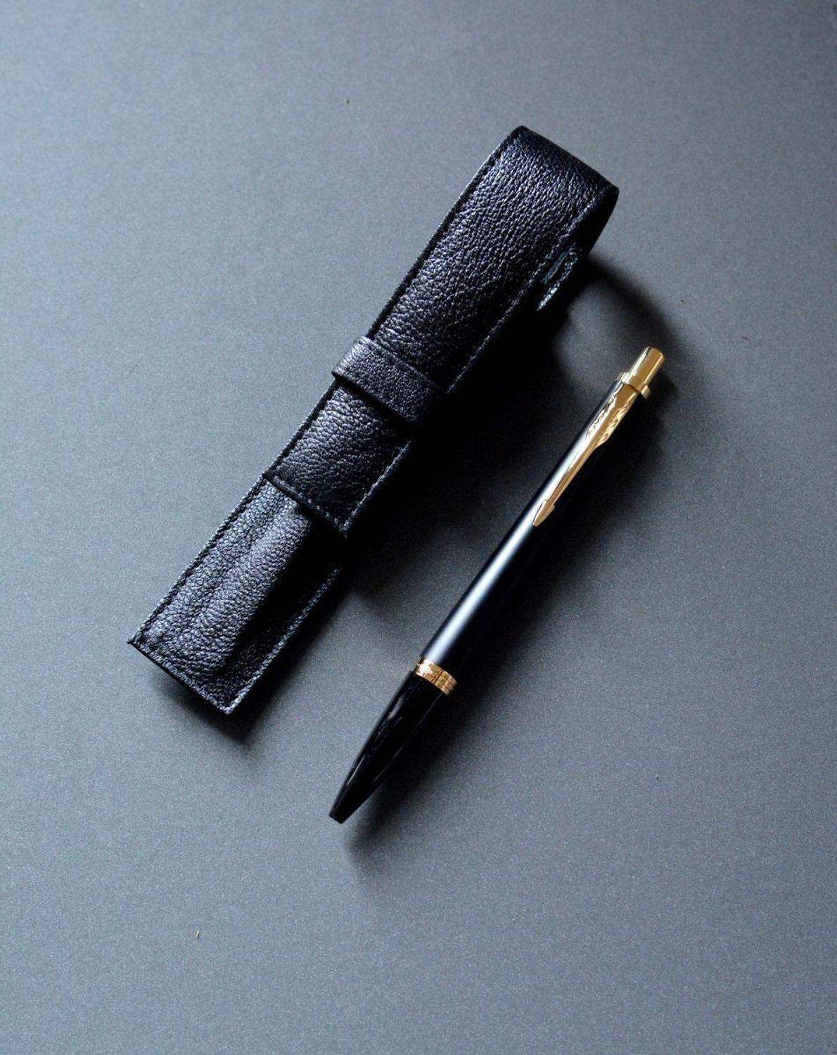 Parker Długopis Urban Czarno Złoty i czarne skórzane etui do długopisu 2093381✓  Prezent dla nauczyciela✓ Długopis Parker z dedykacją (2).JPG